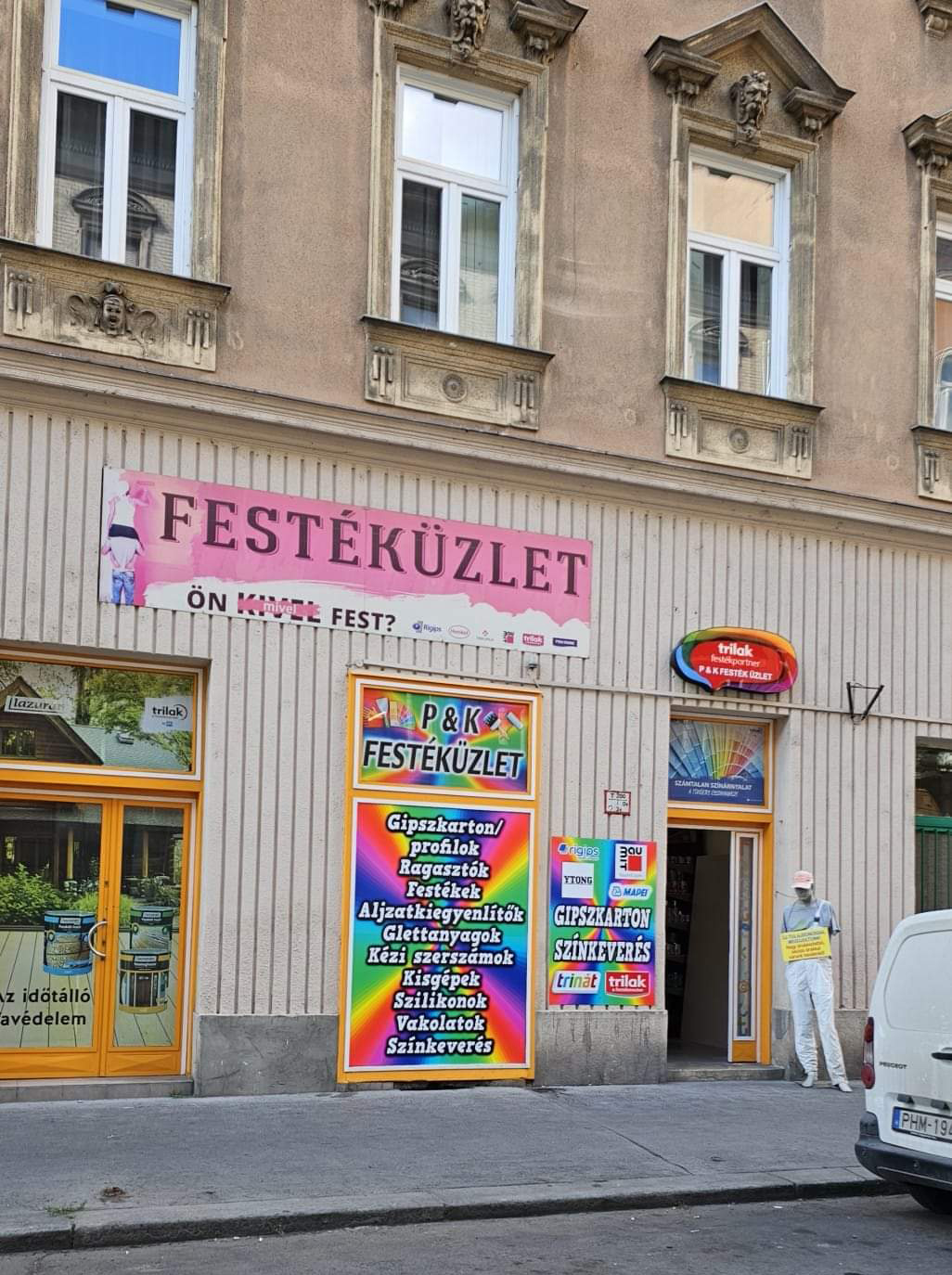 Gipszkartonok, profilok, élvédők, kültéri festékek, poranyagok (glettanyag, gipsz, csemperagasztó, vakoló anyag), Lakk-parketta faápolás, zománc és fedőfestékek, hígító-oldószer, ragasztóanyagok, purhab, akril, szilikon, Ytong, szerszámok, háztartási cikkek